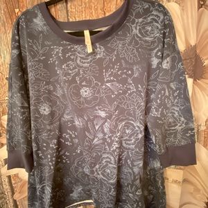 LulaRoe Cozy Kate 3/4 Sleeve Shark-bite T